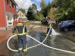 Mehr über den Artikel erfahren Feuerwehr unterstützt bei Straßenreinigung