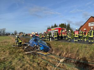 Mehr über den Artikel erfahren Person nach Unfall im Fahrzeug eingeschlossen