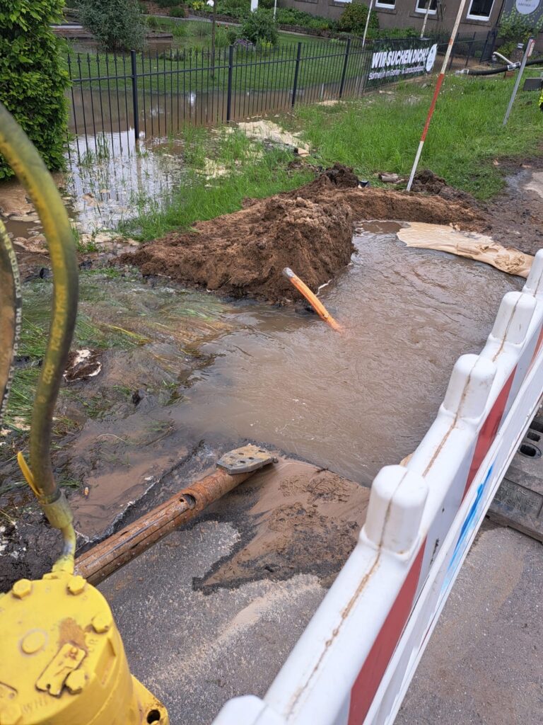 Mehr über den Artikel erfahren Wasserleitung bei Bauarbeiten beschädigt