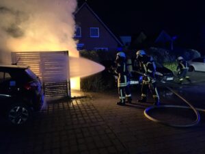 Mehr über den Artikel erfahren Mülltonnenbrand – PKW‘s gefährdet 