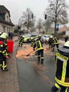 Mehr über den Artikel erfahren Ölspur nach Verkehrsunfall