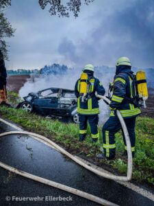 Mehr über den Artikel erfahren PKW kollidiert mit Baum und geriet in Vollbrand –  Schwerer Verkehrsunfall auf der Mindener Straße in Ellerbeck