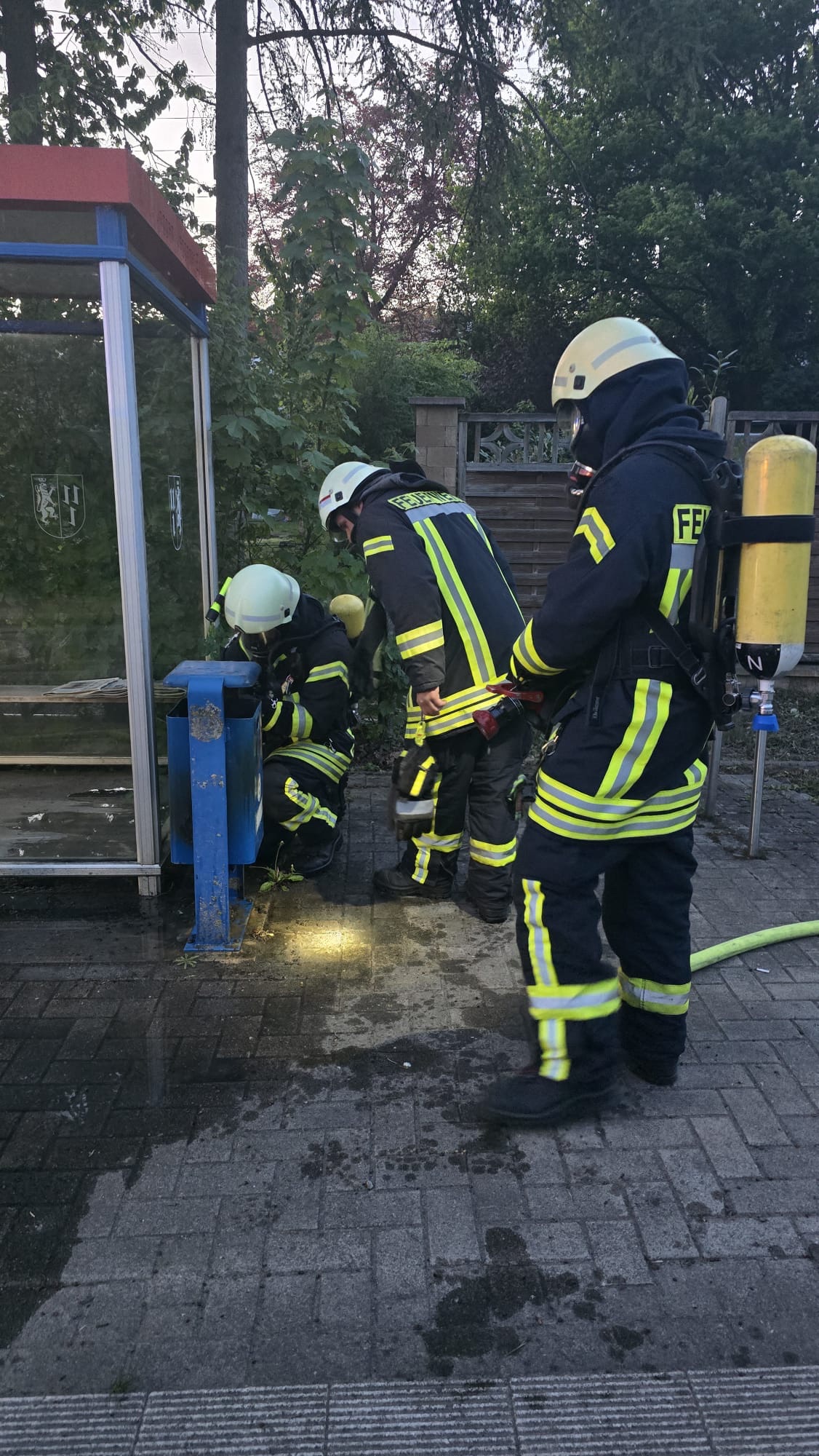 Mehr über den Artikel erfahren Mülleimerbrand an Bushaltestelle