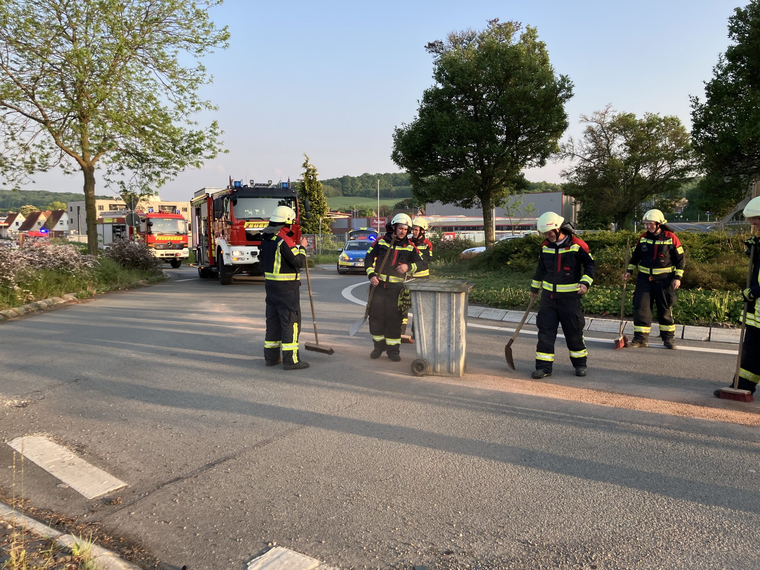 Mehr über den Artikel erfahren Gefährliche Ölspur im Kreisverkehr 